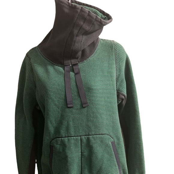 lululemon athletica Tops - Lululemon Avenue pull over‎ size 8 green, and blue